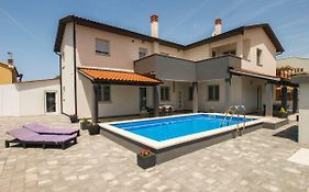 4 Stars Apartments-Pikula